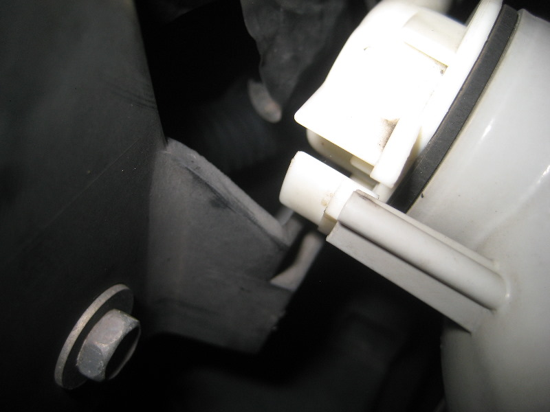 2000-2006-GM-Chevrolet-Tahoe-Headlight-Bulbs-Replacement-Guide-028