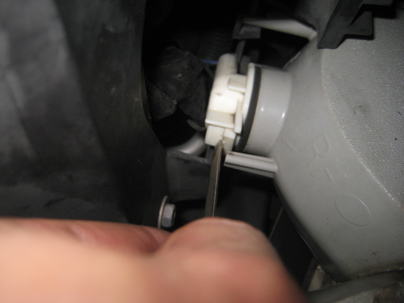 2000-2006-GM-Chevrolet-Tahoe-Headlight-Bulbs-Replacement-Guide-029