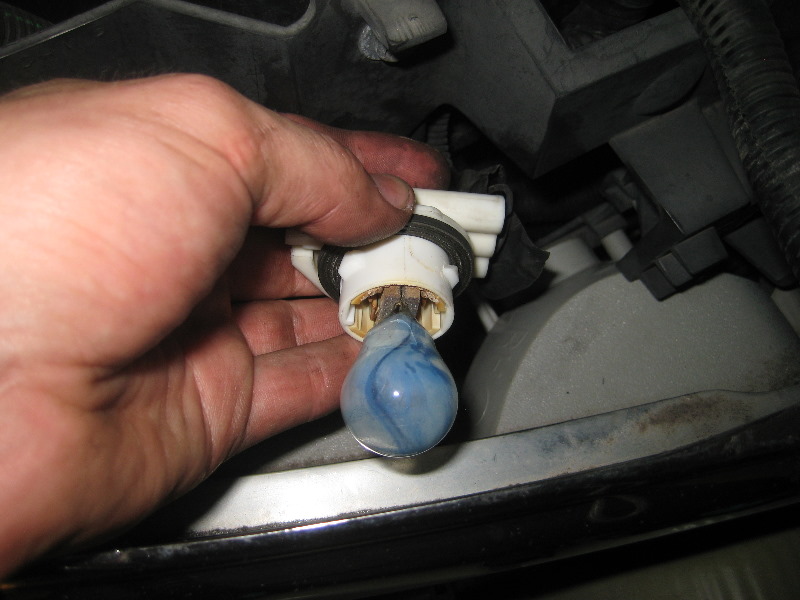 2000-2006-GM-Chevrolet-Tahoe-Headlight-Bulbs-Replacement-Guide-030