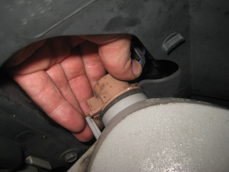 2000-2006-GM-Chevrolet-Tahoe-Headlight-Bulbs-Replacement-Guide-032