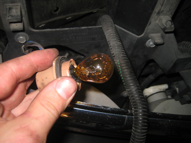 2000-2006-GM-Chevrolet-Tahoe-Headlight-Bulbs-Replacement-Guide-033