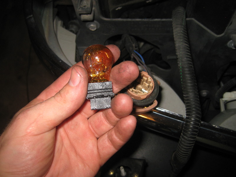 2000-2006-GM-Chevrolet-Tahoe-Headlight-Bulbs-Replacement-Guide-034