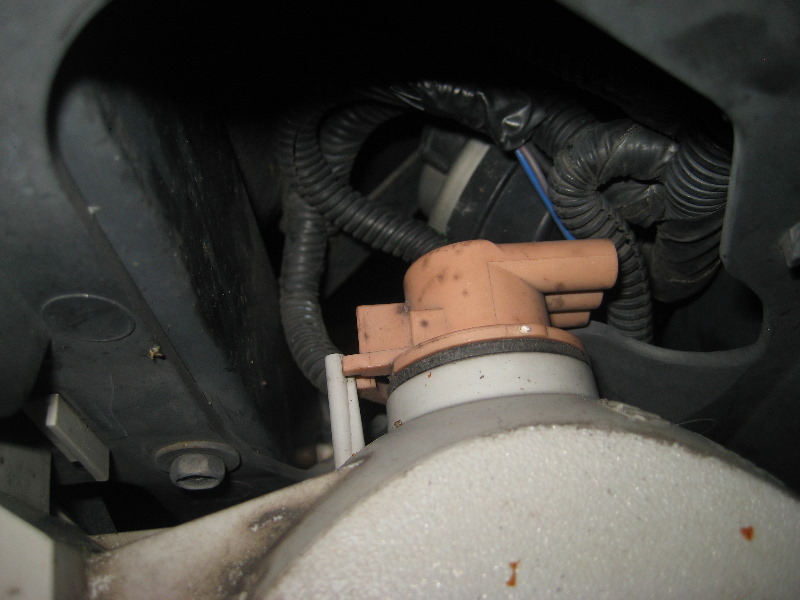 2000-2006-GM-Chevrolet-Tahoe-Headlight-Bulbs-Replacement-Guide-035