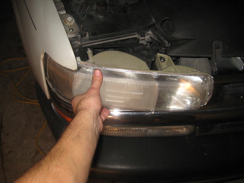 2000-2006-GM-Chevrolet-Tahoe-Headlight-Bulbs-Replacement-Guide-037