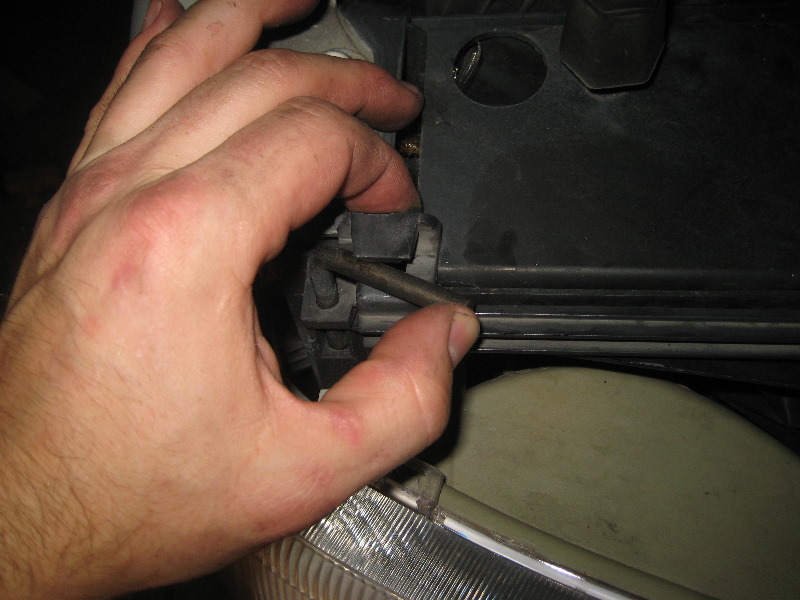 2000-2006-GM-Chevrolet-Tahoe-Headlight-Bulbs-Replacement-Guide-039