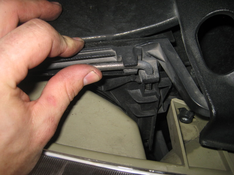 2000-2006-GM-Chevrolet-Tahoe-Headlight-Bulbs-Replacement-Guide-040