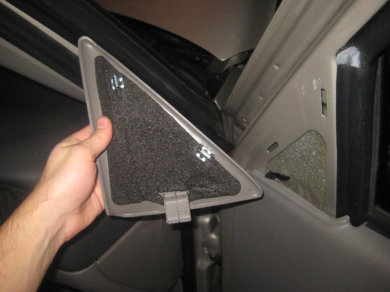 20002006GMChevroletTahoeInteriorDoorPanelRemovalGuide003