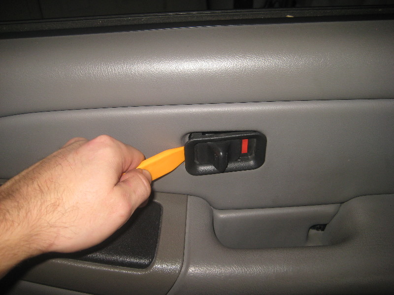 2000-2006-GM-Chevrolet-Tahoe-Interior-Door-Panel-Removal-Guide-004