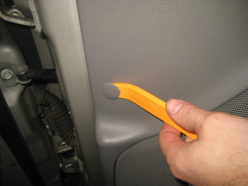 2000-2006-GM-Chevrolet-Tahoe-Interior-Door-Panel-Removal-Guide-008