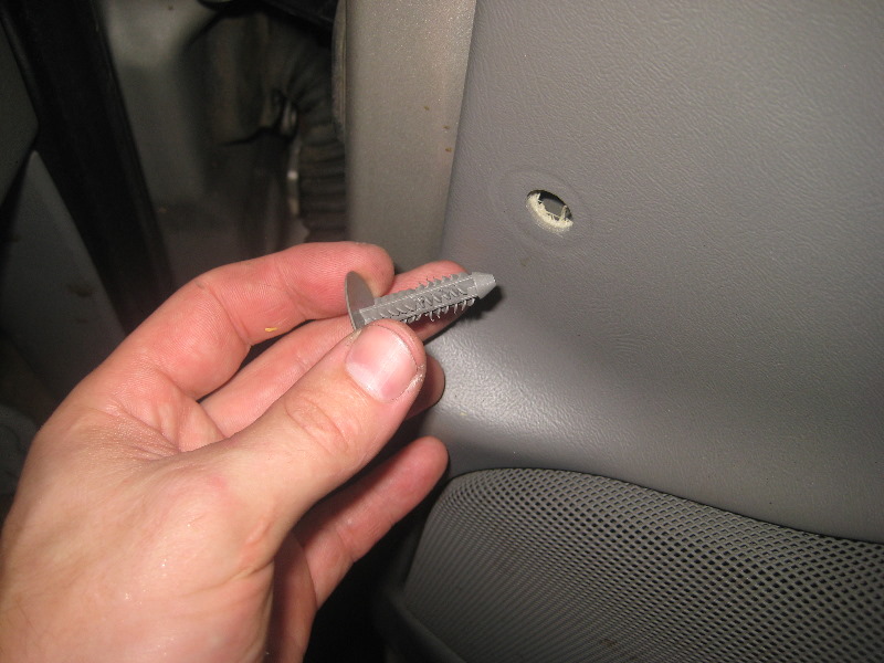 2000-2006-GM-Chevrolet-Tahoe-Interior-Door-Panel-Removal-Guide-009