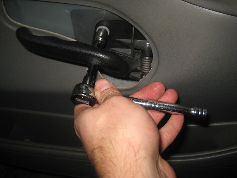 2000-2006-GM-Chevrolet-Tahoe-Interior-Door-Panel-Removal-Guide-010