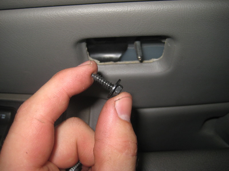 20002006GMChevroletTahoeInteriorDoorPanelRemovalGuide013