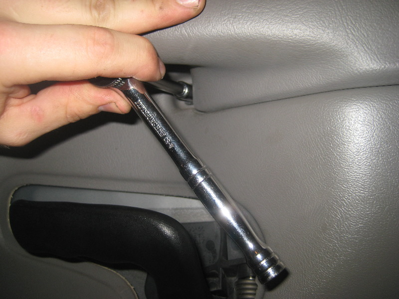 2000-2006-GM-Chevrolet-Tahoe-Interior-Door-Panel-Removal-Guide-014