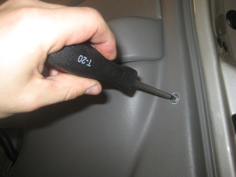2000-2006-GM-Chevrolet-Tahoe-Interior-Door-Panel-Removal-Guide-020