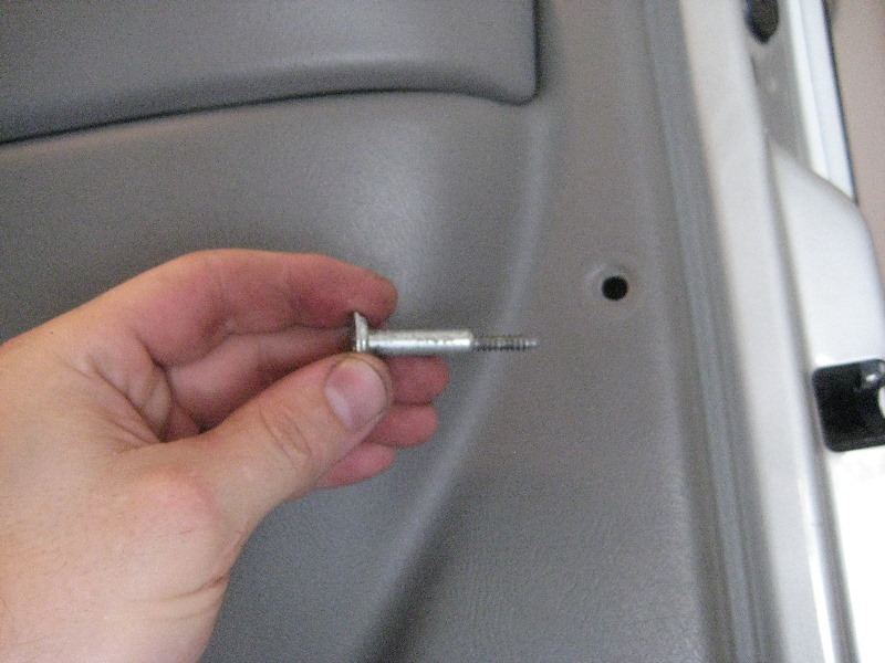 20002006GMChevroletTahoeInteriorDoorPanelRemovalGuide021