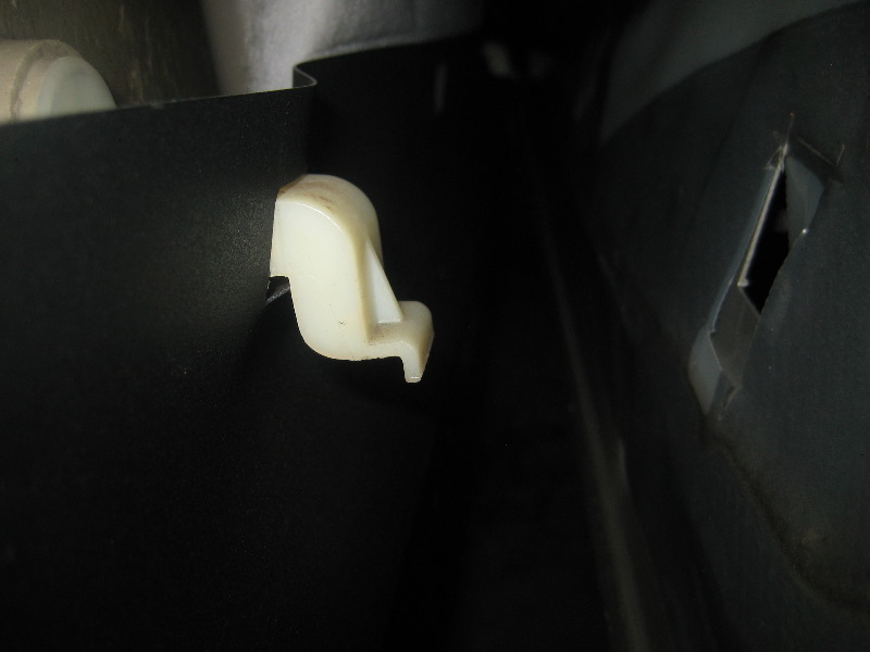 2000-2006-GM-Chevrolet-Tahoe-Interior-Door-Panel-Removal-Guide-024