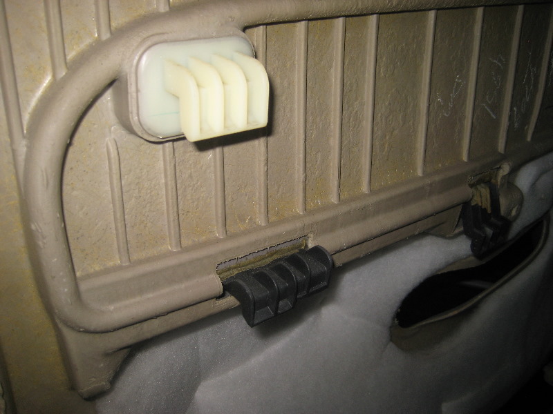 2000-2006-GM-Chevrolet-Tahoe-Interior-Door-Panel-Removal-Guide-025