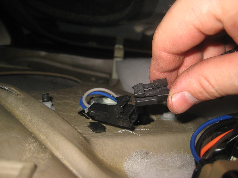 2000-2006-GM-Chevrolet-Tahoe-Interior-Door-Panel-Removal-Guide-027