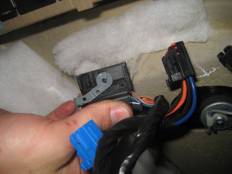 2000-2006-GM-Chevrolet-Tahoe-Interior-Door-Panel-Removal-Guide-033