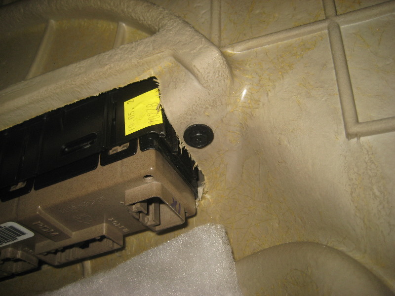 2000-2006-GM-Chevrolet-Tahoe-Interior-Door-Panel-Removal-Guide-037