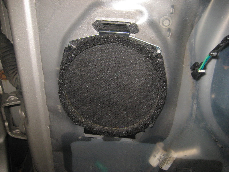 2000-2006-GM-Chevrolet-Tahoe-Interior-Door-Panel-Removal-Guide-040