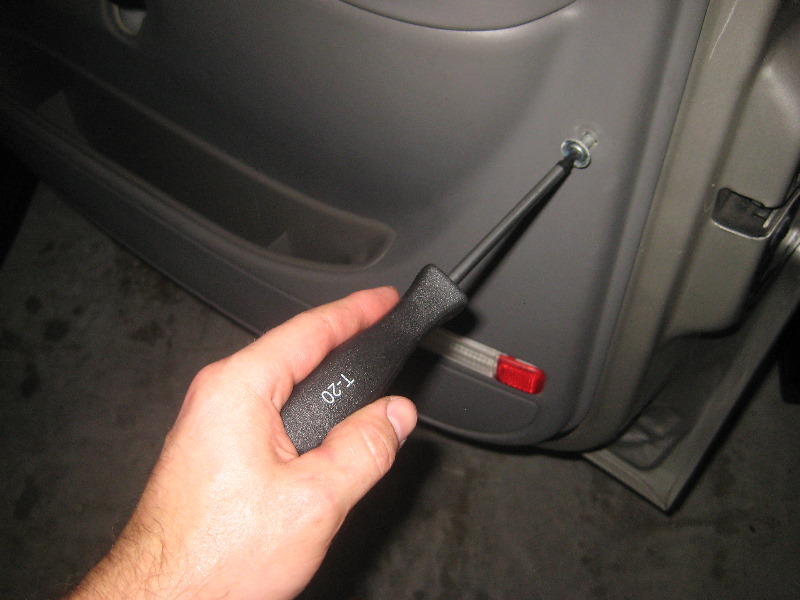 2000-2006-GM-Chevrolet-Tahoe-Interior-Door-Panel-Removal-Guide-047