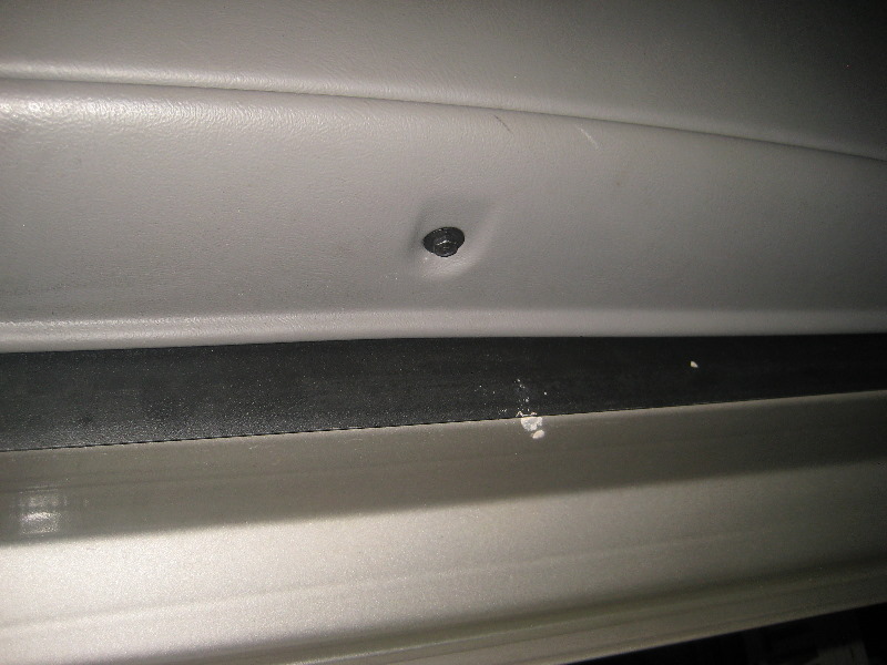 2000-2006-GM-Chevrolet-Tahoe-Interior-Door-Panel-Removal-Guide-049