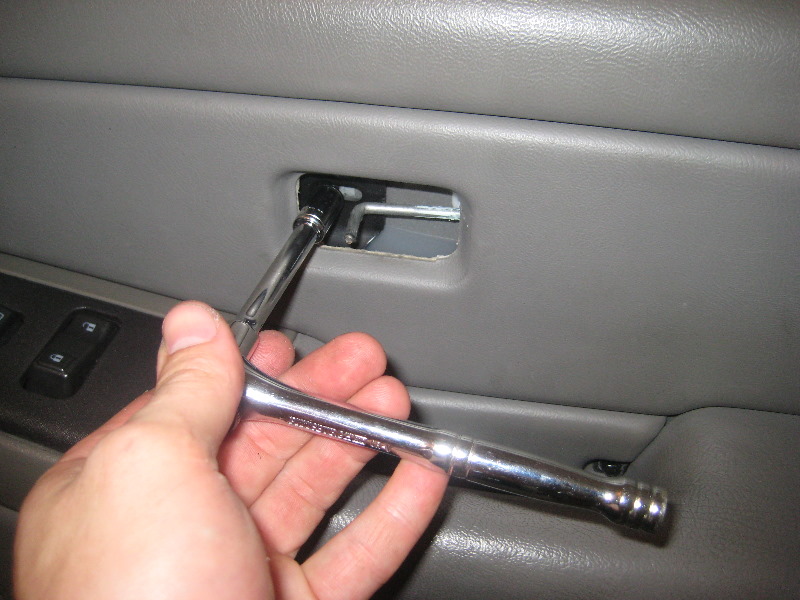 20002006GMChevroletTahoeInteriorDoorPanelRemovalGuide051