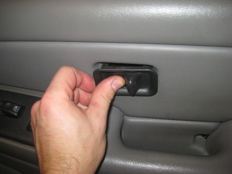 2000-2006-GM-Chevrolet-Tahoe-Interior-Door-Panel-Removal-Guide-052