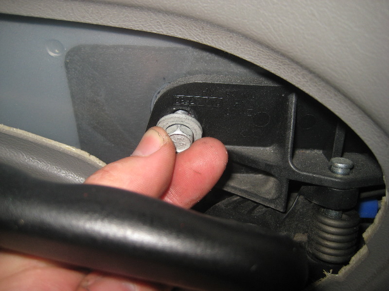 2000-2006-GM-Chevrolet-Tahoe-Interior-Door-Panel-Removal-Guide-054