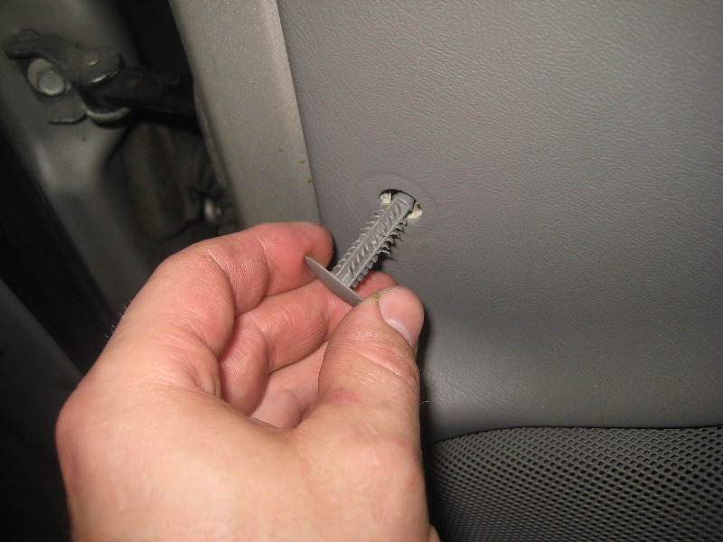 2000-2006-GM-Chevrolet-Tahoe-Interior-Door-Panel-Removal-Guide-055