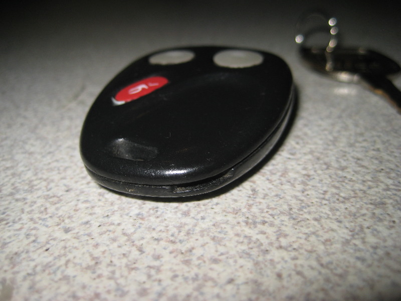 2000-2006-GM-Chevrolet-Tahoe-Key-Fob-Battery-Replacement-Guide-002