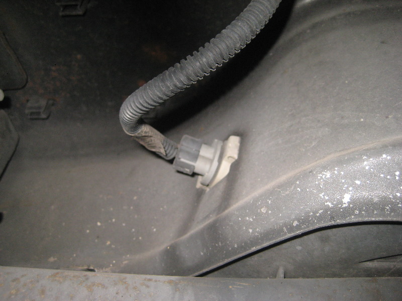 2000-2006-GM-Chevrolet-Tahoe-License-Plate-Light-Bulbs-Replacement-Guide-002