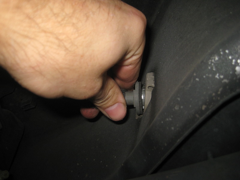 2000-2006-GM-Chevrolet-Tahoe-License-Plate-Light-Bulbs-Replacement-Guide-003