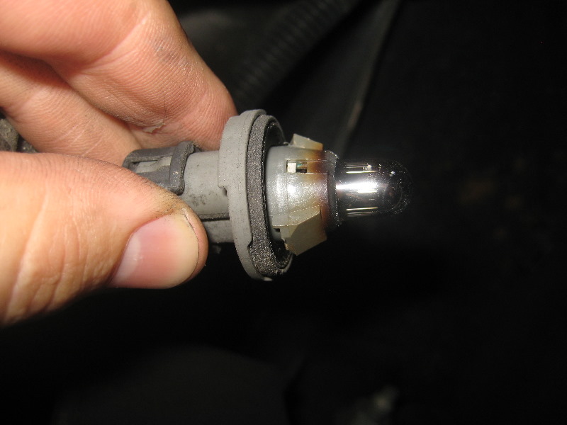 2000-2006-GM-Chevrolet-Tahoe-License-Plate-Light-Bulbs-Replacement-Guide-004