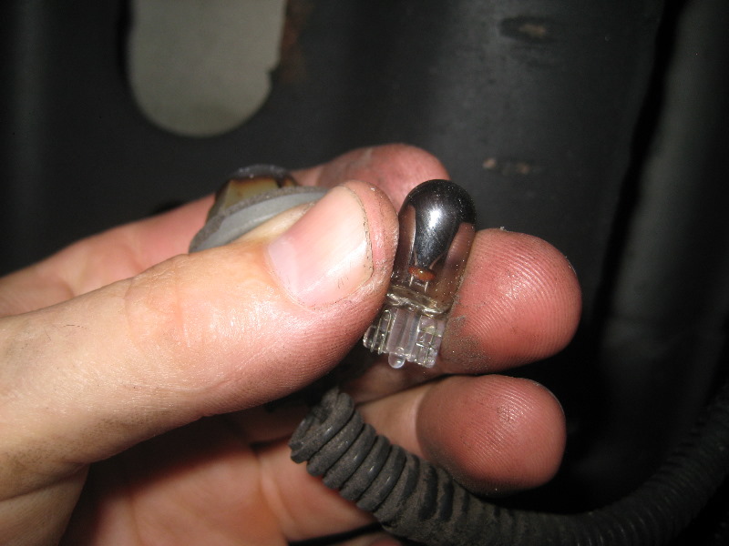 2000-2006-GM-Chevrolet-Tahoe-License-Plate-Light-Bulbs-Replacement-Guide-005