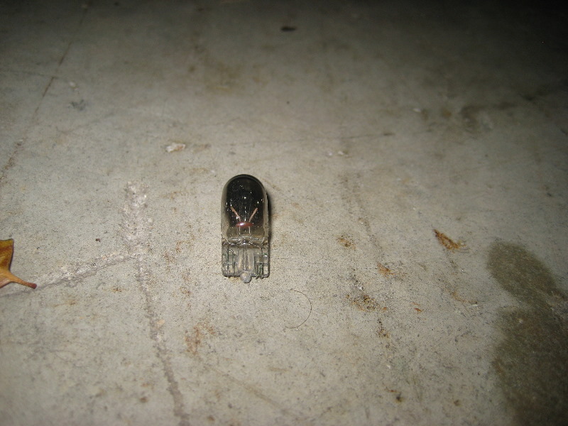 2000-2006-GM-Chevrolet-Tahoe-License-Plate-Light-Bulbs-Replacement-Guide-006