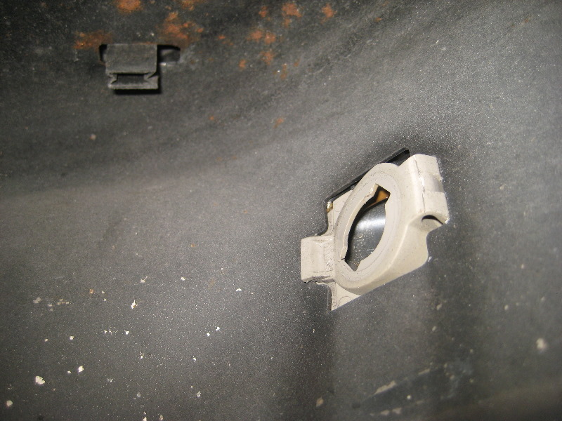 2000-2006-GM-Chevrolet-Tahoe-License-Plate-Light-Bulbs-Replacement-Guide-007