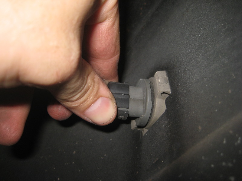 2000-2006-GM-Chevrolet-Tahoe-License-Plate-Light-Bulbs-Replacement-Guide-008