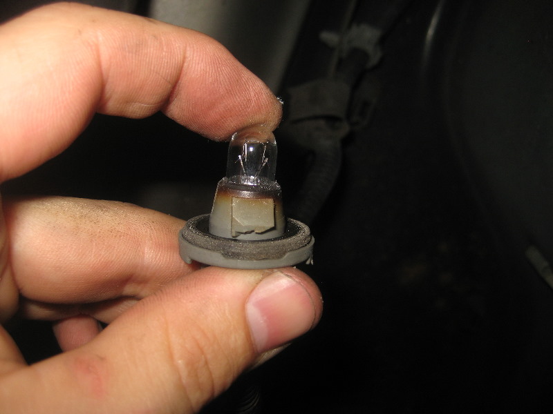 2000-2006-GM-Chevrolet-Tahoe-License-Plate-Light-Bulbs-Replacement-Guide-010