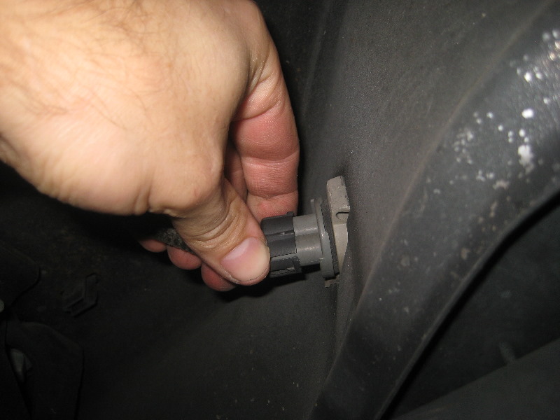 2000-2006-GM-Chevrolet-Tahoe-License-Plate-Light-Bulbs-Replacement-Guide-011