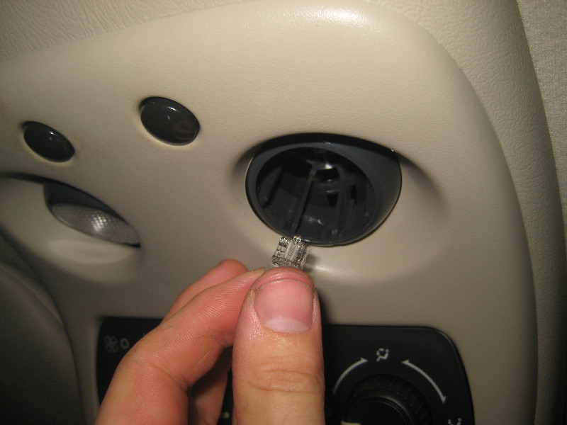 2000-2006-GM-Chevrolet-Tahoe-Map-Light-Bulbs-Replacement-Guide-007