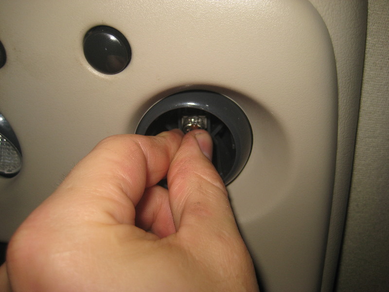 2000-2006-GM-Chevrolet-Tahoe-Map-Light-Bulbs-Replacement-Guide-010