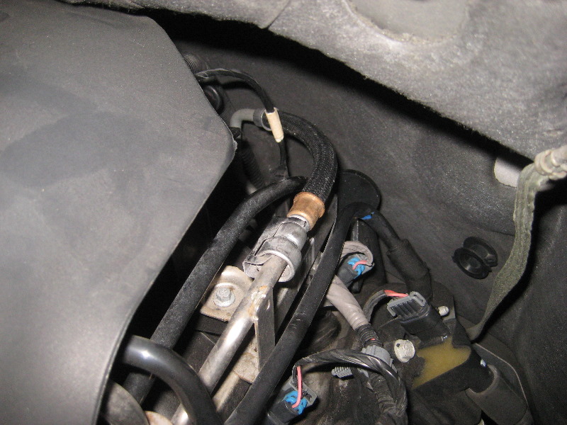 2000-2006-GM-Chevrolet-Tahoe-Oil-Pressure-Sensor-Replacement-Guide-004