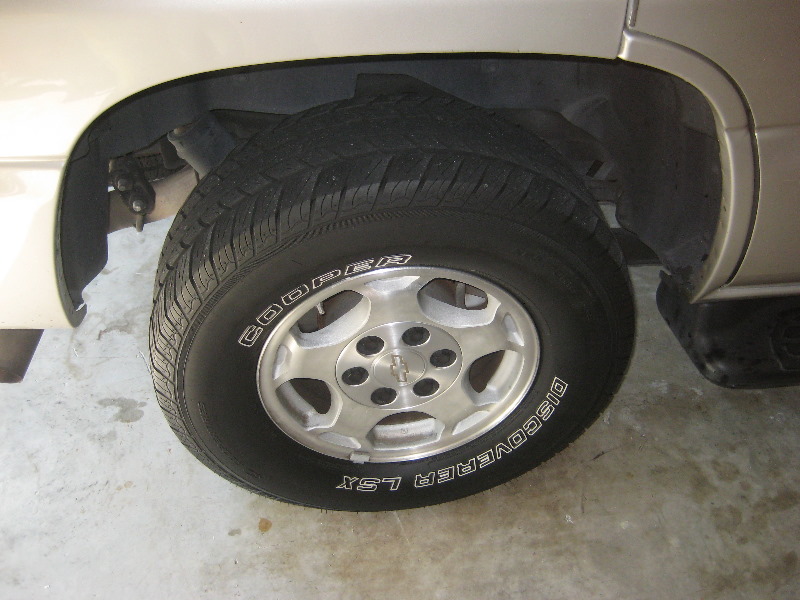 2000-2006-GM-Chevrolet-Tahoe-Rear-Disc-Brake-Pads-Rotors-Replacement-Guide-001