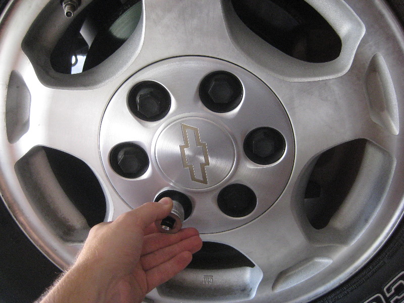 2000-2006-GM-Chevrolet-Tahoe-Rear-Disc-Brake-Pads-Rotors-Replacement-Guide-002