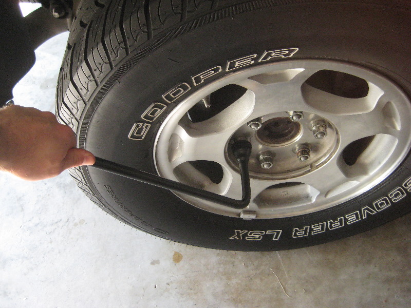 2000-2006-GM-Chevrolet-Tahoe-Rear-Disc-Brake-Pads-Rotors-Replacement-Guide-005