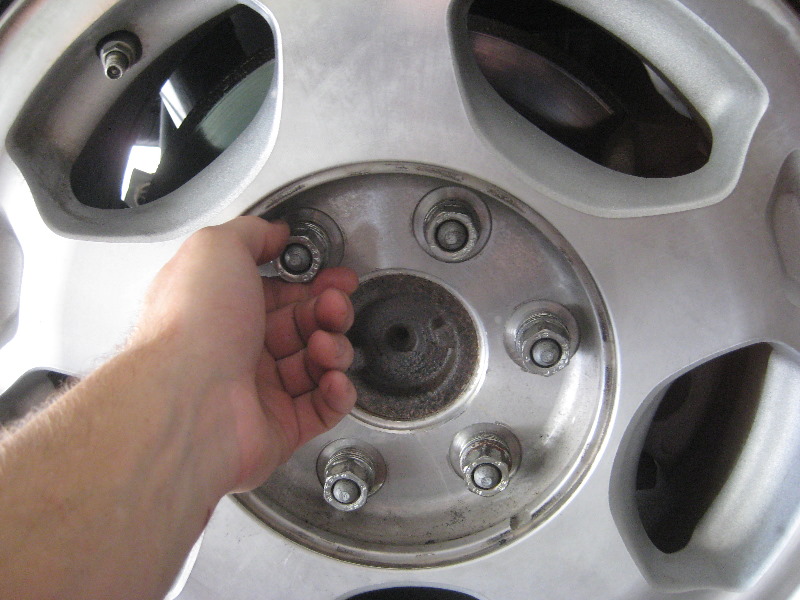 2000-2006-GM-Chevrolet-Tahoe-Rear-Disc-Brake-Pads-Rotors-Replacement-Guide-007