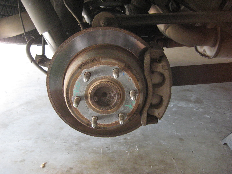 20002006GMChevroletTahoeRearDiscBrakePadsRotorsReplacement