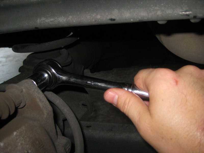 2000-2006-GM-Chevrolet-Tahoe-Rear-Disc-Brake-Pads-Rotors-Replacement-Guide-011